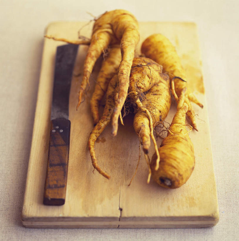 无人,竖图,俯视,室内,特写,白天,植物,桌面,桌子,金属制品,阴影,朦胧,模糊,光线,金属,木制,工具,影子,草药,药草,案板,刀具,中药,砧板,木制品,刀,菜刀,药材,中草药,中药材,本草,防风草,切菜刀,四方茎,土防风,彩图,高角度拍摄