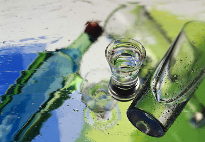 无人,横图,俯视,室内,特写,白天,水,杯子,阴影,朦胧,模糊,光线,高脚杯,液体,影子,水滴,红酒杯,玻璃制品,酒瓶,玻璃瓶,酒杯,瓶子,水杯,玻璃杯,彩图,高角度拍摄