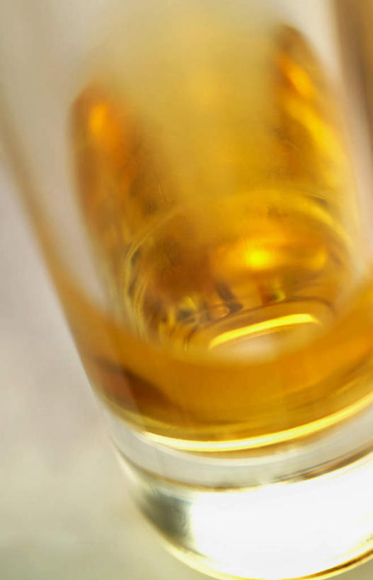 无人,竖图,俯视,室内,特写,白天,桌面,桌子,杯子,阴影,朦胧,模糊,光线,木制,影子,醋,调料,调味品,调味料,玻璃制品,木制品,水杯,玻璃杯,彩图,高角度拍摄