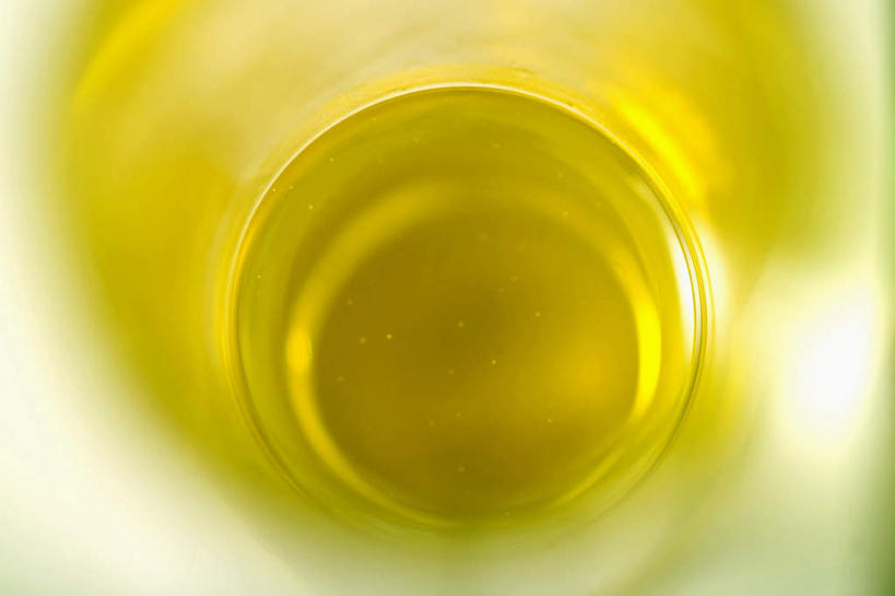 无人,横图,俯视,室内,特写,白天,桌面,桌子,杯子,阴影,朦胧,模糊,光线,木制,影子,醋,调料,调味品,调味料,玻璃制品,木制品,水杯,玻璃杯,彩图,高角度拍摄