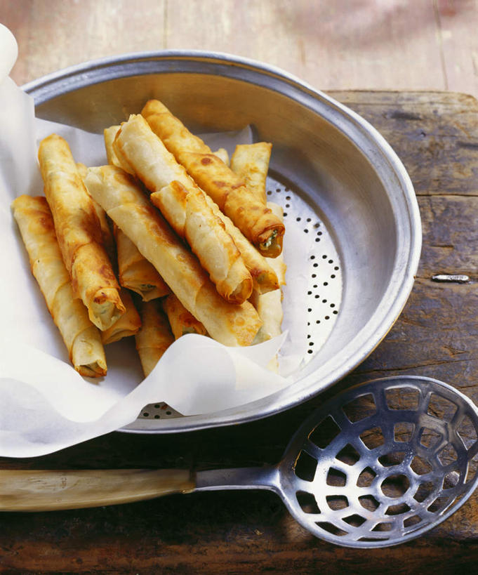 点心,面包,奶酪,无人,竖图,俯视,室内,特写,白天,烹饪,西餐,农作物,小麦,桌面,桌子,一堆,许多,阴影,堆叠,堆积,朦胧,模糊,光线,木制,粉末,滤器,影子,勺子,陶瓷,谷物,面粉,干酪,起司,料理,食品,面点,甜点,甜品,陶瓷制品,芝士,很多,营养,粮食,菜肴,美食,食物,糕点,木制品,容器,碗,甜食,两只,金色,粉,乳酪,西式,麦子,佳肴,储藏,堆,农产品,乳制品,储存,发酵,漏勺,原材料,吸油纸,粉状,土耳其菜,彩图,高角度拍摄,贮存