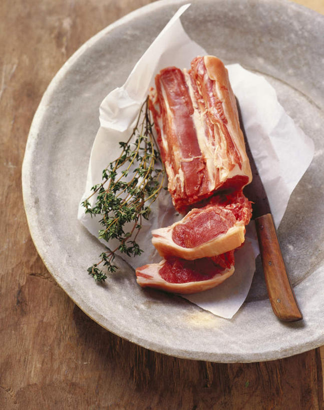 无人,竖图,俯视,室内,特写,白天,桌面,桌子,餐具,叶子,一把,阴影,朦胧,模糊,光线,木制,碟子,工具,盘,影子,调味,排骨,肉,香料,佐料,绿叶,刀具,羊肉,肉类,一只,盘子,木制品,碟,刀,嫩叶,配料,餐刀,肉食,吸油纸,作料,叶,叶片,彩图,高角度拍摄