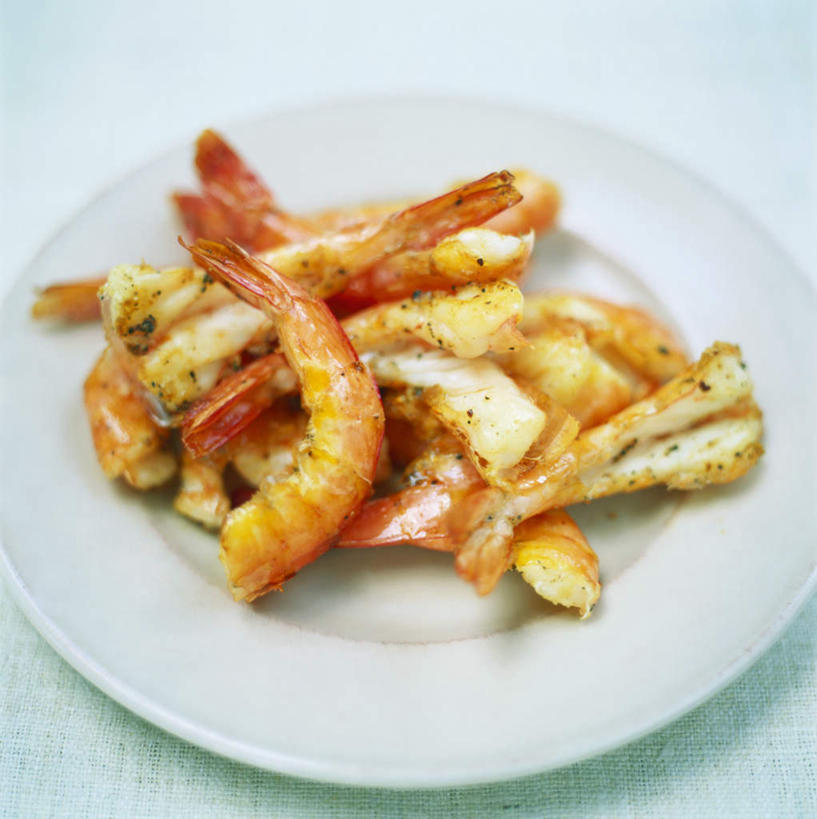 海鲜,无人,竖图,俯视,室内,特写,白天,白色背景,餐具,许多,阴影,朦胧,模糊,光线,碟子,盘,影子,虾,虾仁,很多,水产,海洋生物,黄色,盘子,碟,摄影,影棚,水生动物,海产品,水生物,海底动物,斑节对虾,斑节虾,日本对虾,竹节虾,彩图,高角度拍摄,影棚拍摄,拍摄