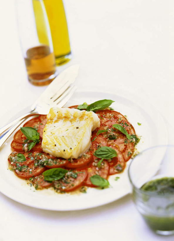 海鲜,无人,竖图,俯视,室内,特写,白天,烹饪,西餐,餐桌,桌子,蔬菜,西红柿,杯子,餐具,阴影,朦胧,模糊,新鲜,光线,鱼,叉子,刀叉,刀子,碟子,盘,影子,调料,肉,生食,蔬菜沙拉,鱼肉,橄榄油,沙拉,料理,食品,调味品,调味料,色拉,水产,沙律,菜肴,美食,肉类,鱼类,海洋生物,玻璃制品,食物,一个,盘子,玻璃瓶,瓶子,水杯,碟,西式,佳肴,有机食品,绿色食品,单个,餐台,色拉酱,水生动物,餐刀,海产品,千岛酱,水生物,肉食,海底动物,鳕鱼,餐叉,鳘鱼,大西洋真鳕,真鳕,玻璃杯,进餐用具,番茄,彩图,高角度拍摄