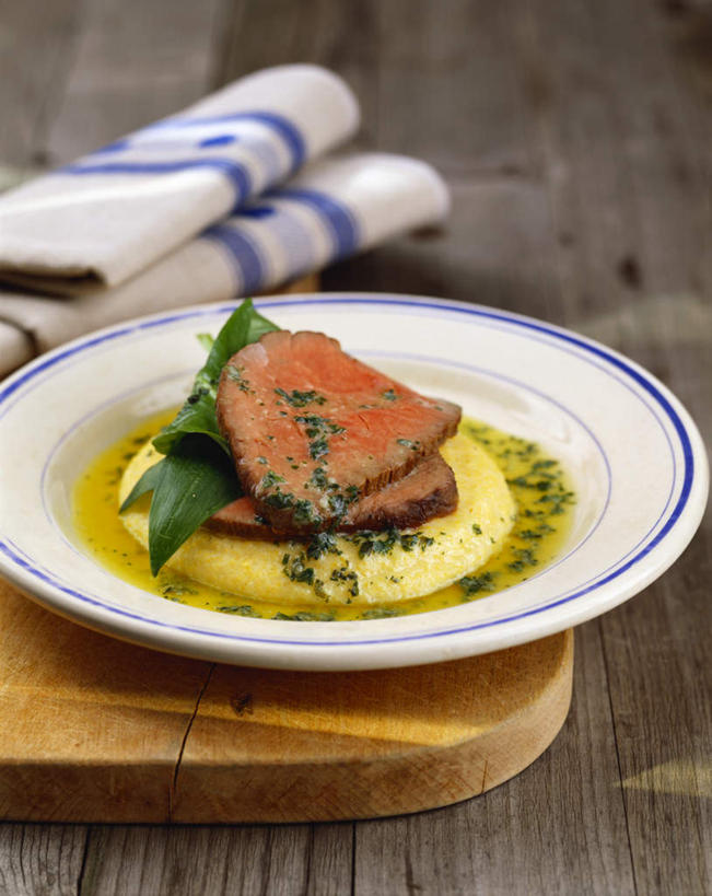 无人,竖图,俯视,室内,特写,白天,烹饪,西餐,玉米,餐桌,桌子,蔬菜,餐具,阴影,朦胧,模糊,新鲜,光线,木制,棒子,布料,碟子,盘,影子,玉蜀黍,调料,酱料,酱汁,肉,佐料,牛排,牛肉,料理,食品,案板,调味品,调味料,布纹,酱,菜肴,美食,肉类,砧板,桌布,食物,一个,盘子,餐巾,木制品,碟,台布,西式,佳肴,有机食品,绿色食品,单个,餐台,苞米,苞芦,肉食,香草酱,苞谷,包谷,大蜀黍,番麦,薏米包,玉高粱,玉麦,珍珠米,彩图,高角度拍摄