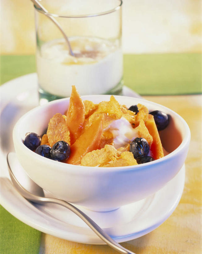 无人,竖图,俯视,室内,特写,白天,早餐,餐桌,桌子,浆果,蓝莓,木瓜,杯子,餐具,阴影,朦胧,模糊,光线,碟子,盘,影子,勺子,陶瓷,谷物,食品,陶瓷制品,美食,饮食,玻璃制品,两个,一个,白色,盘子,容器,水杯,调羹,碟,汤匙,碗,保健,单个,餐台,储藏,麦片,储存,奶匏,蓬生果,乳瓜,石瓜,万寿匏,温普,牙疙瘩,越橘,玻璃杯,万寿果,山都柿,蓝浆果,蓝靛果,番木瓜,彩图,高角度拍摄,贮存