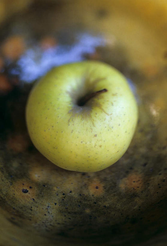 无人,竖图,俯视,室内,特写,白天,桌面,桌子,苹果,水果,阴影,朦胧,模糊,新鲜,光线,木制,影子,生食,食品,果实,食物,一个,绿色,木制品,有机食品,绿色食品,单个,黄香蕉,黄元帅,金冠苹果,金帅,彩图,高角度拍摄