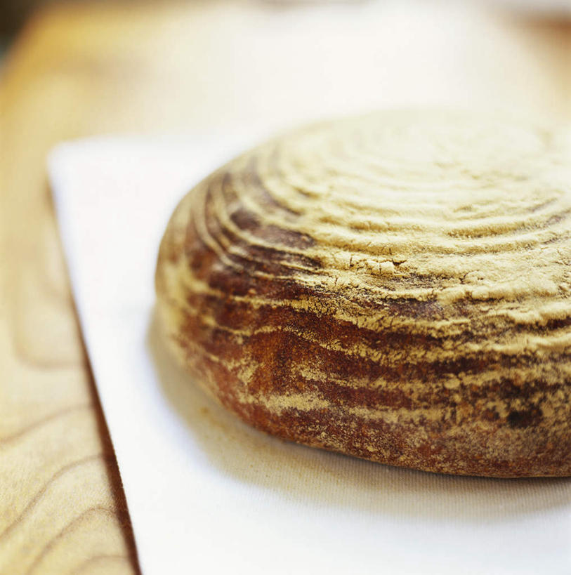 点心,面包,无人,竖图,俯视,室内,特写,白天,桌面,桌子,一块,阴影,朦胧,模糊,光线,木制,影子,食品,面点,案板,砧板,食物,糕点,一个,木制品,黑面包,单个,全麦面包,麸皮面包,彩图,高角度拍摄