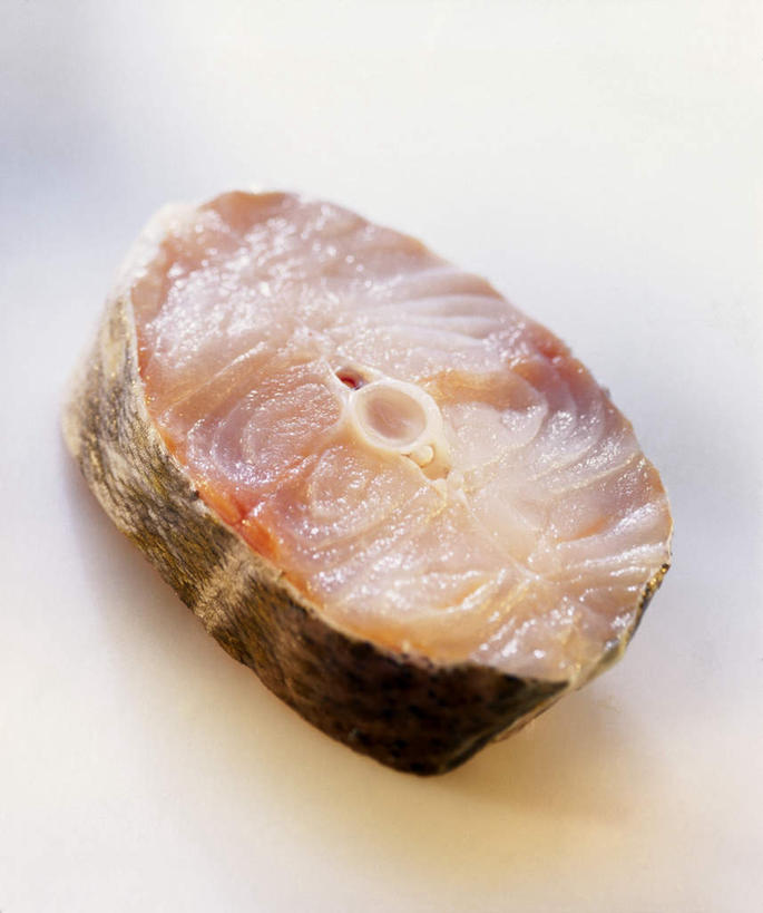 海鲜,生鱼片,无人,竖图,俯视,室内,特写,白天,白色背景,桌面,桌子,一块,阴影,光线,木制,鱼,影子,肉,鱼肉,鱼片,水产,肉类,鱼类,海洋生物,木制品,摄影,影棚,水生动物,海产品,水生物,肉食,海底动物,鳕鱼,沙西米,鳘鱼,彩图,高角度拍摄,影棚拍摄,拍摄,刺身