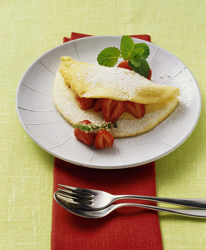 无人,竖图,俯视,室内,特写,白天,餐桌,桌子,草莓,浆果,餐具,水果,阴影,新鲜,光线,叉子,碟子,盘,影子,勺子,生食,薄荷,食品,果实,银丹草,食物,两个,盘子,餐巾,调羹,碟,汤匙,有机食品,绿色食品,餐台,餐叉,烤薄饼,斑叶凤梨薄荷,苹果薄荷,夜息香,进餐用具,洋莓,水果皇后,红莓,地莓,彩图,高角度拍摄