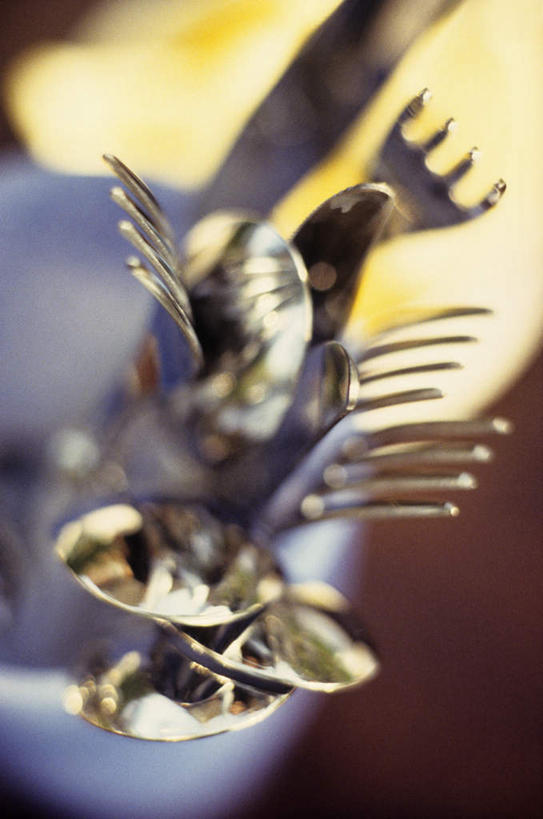 无人,竖图,俯视,室内,特写,白天,桌面,桌子,餐具,许多,阴影,朦胧,模糊,光线,木制,叉子,刀叉,刀子,罐子,影子,勺子,陶瓷,陶瓷制品,很多,干净,木制品,瓶子,调羹,汤匙,清洁,景物,餐刀,餐叉,洁净,进餐用具,彩图,高角度拍摄