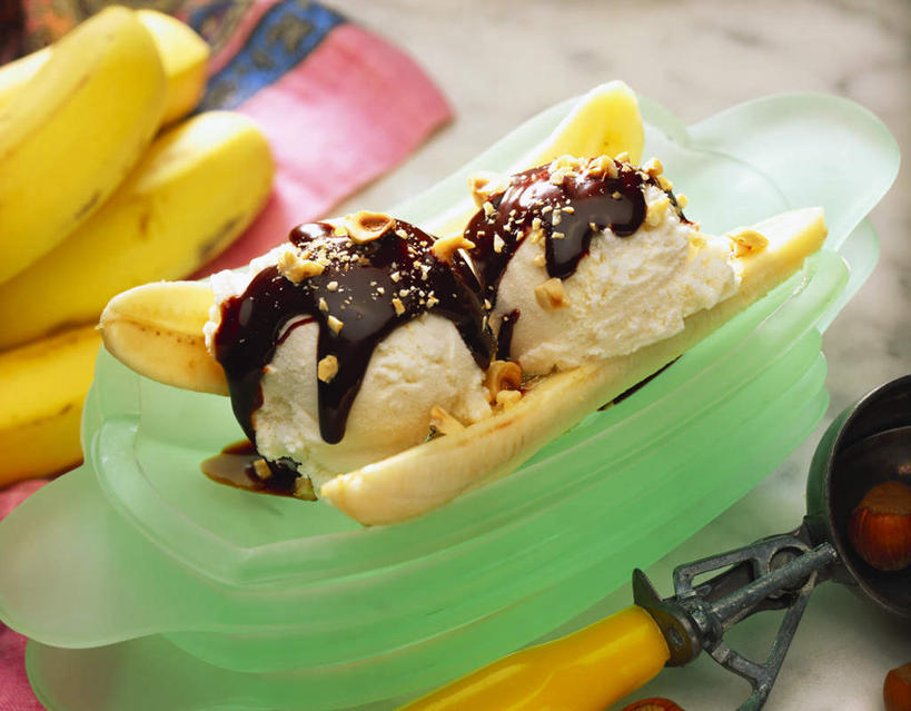 无人,横图,俯视,室内,特写,白天,餐桌,桌子,香蕉,餐具,水果,一堆,阴影,堆叠,堆积,朦胧,模糊,新鲜,光线,布料,碟子,盘,影子,勺子,调料,酱料,酱汁,生食,佐料,食品,冰激凌,坚果,果实,调味品,清凉,调味料,布纹,酱,桌布,食物,一个,黄色,盘子,餐巾,调羹,碟,台布,汤匙,干果,冷饮,巧克力,舒服,冰淇淋,有机食品,绿色食品,单个,餐台,朱古力,堆,解暑,解渴,雪糕,舒爽,冰糕,消暑,冰激凌勺,甘蕉,彩图,高角度拍摄