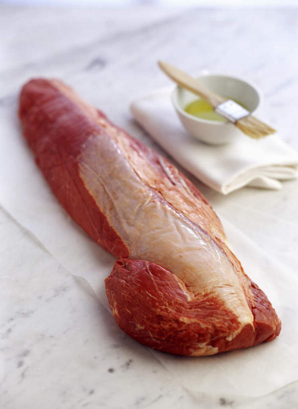 无人,竖图,俯视,室内,特写,白天,白色背景,桌面,桌子,一把,一块,阴影,光线,木制,影子,陶瓷,肉,牛排,牛肉,陶瓷制品,肉类,一个,一只,木制品,容器,刷子,碗,摄影,影棚,单个,储藏,储存,肉食,吸油纸,牛扒,彩图,高角度拍摄,影棚拍摄,拍摄,贮存