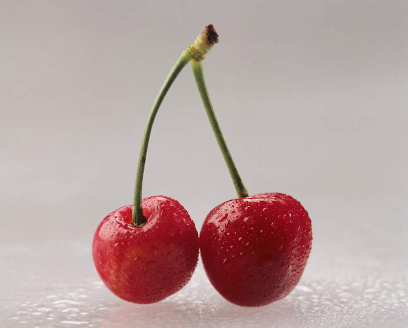 无人,横图,俯视,室内,特写,白天,白色背景,桌面,桌子,樱桃,水果,阴影,新鲜,光线,木制,影子,水滴,生食,食品,果实,两颗,食物,红色,木制品,摄影,有机食品,绿色食品,影棚,水点,樱珠,莺桃,英桃,楔桃,牛桃,荆桃,彩图,高角度拍摄,影棚拍摄,拍摄
