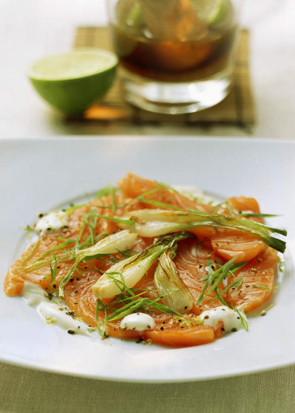 点心,无人,竖图,俯视,室内,特写,白天,烹饪,西餐,幸福,茶,桌面,桌子,蔬菜,洋葱,餐具,水果,切开,阴影,朦胧,模糊,新鲜,反射,木制,碟子,壶,盘,影子,瓜果,调味,肉,香料,鱼肉,佐料,茶叶,料理,食品,甜点,甜品,案板,娱乐,菜肴,美食,肉类,水壶,砧板,食物,糕点,一个,白色,盘子,茶壶,木制品,容器,碟,甜食,奶油,切,享受,休闲,温馨,放松,乐趣,西式,佳肴,有机食品,绿色食品,单个,配料,提神,乳制品,舒适,醒脑,剖面,肉食,切面,作料,酸橙,代代,激凌,克林姆,淇淋,橙子,橙,圆葱,洋葱头,球葱,彩图,高角度拍摄