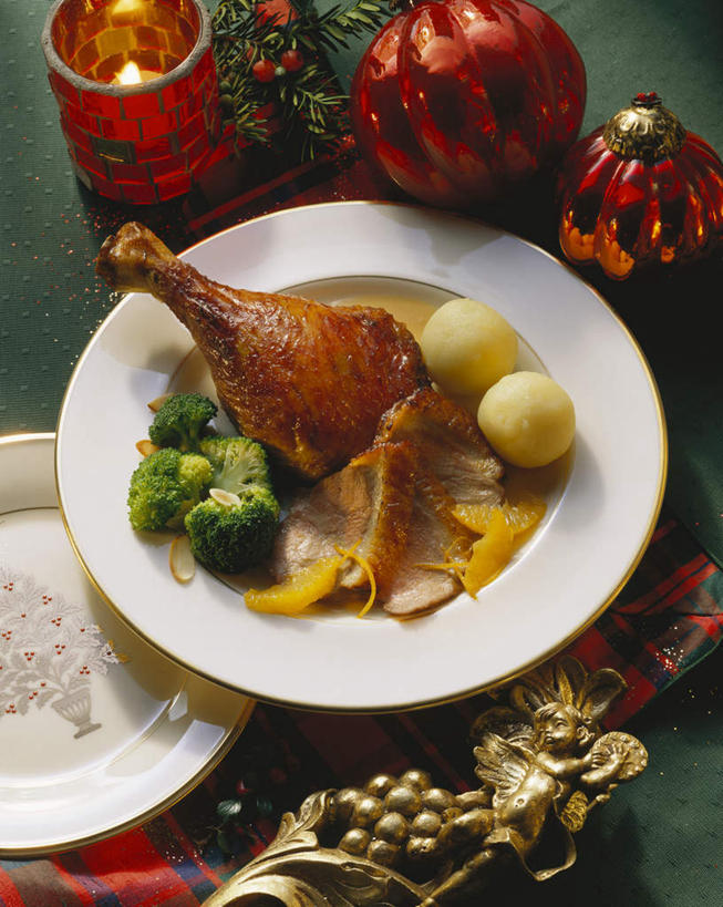 无人,竖图,俯视,室内,特写,白天,烹饪,西餐,桌面,桌子,柑橘,蔬菜,土豆,餐具,蜡烛,水果,雕塑,圣诞节,一堆,阴影,堆叠,堆积,节日,朦胧,模糊,庆祝,新鲜,艺术,装饰,反射,木制,叉子,刀叉,刀子,雕刻,雕像,碟子,火焰,盘,影子,烛光,花菜,花椰菜,西兰花,调味,肉,香料,佐料,料理,食品,燃烧,文化,鸭肉,菜肴,美食,肉类,食物,一个,绿色,白色,盘子,木制品,工艺品,碟,点燃,庆典,金色,西式,佳肴,有机食品,绿色食品,单个,纪念,堆,美术,迷迭香,配料,主题,餐刀,鸭腿,陈列,肉食,餐叉,功能,美学,馍馍蛋,海洋之露,作料,进餐用具,橘子,桔子,橙子,橙,洋芋,山药蛋,马铃薯,彩图,高角度拍摄