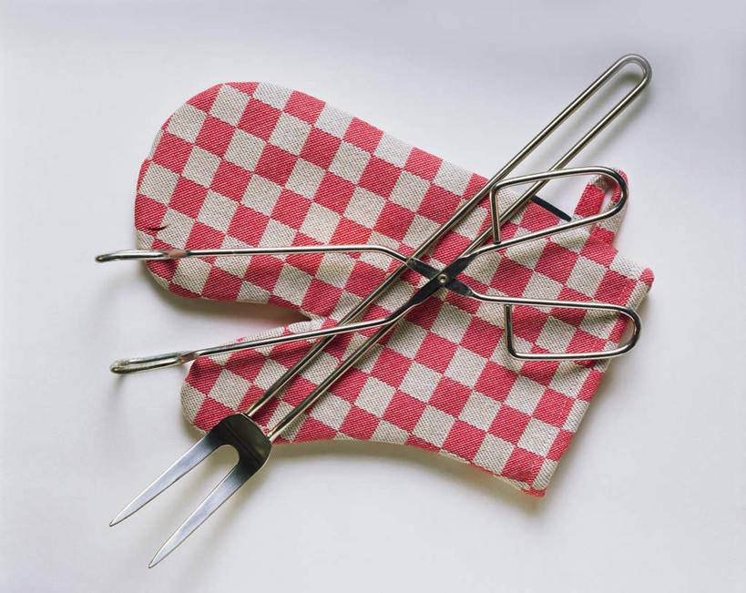 无人,横图,俯视,室内,特写,白天,白色背景,安全,桌面,桌子,金属制品,阴影,反射,金属,木制,格子,影子,防护,隔热手套,微波炉手套,红色,白色,夹子,木制品,手套,摄影,影棚,保护,取食签,食品夹,食物夹,面包夹,意粉夹,厨房手套,隔热,彩图,高角度拍摄,影棚拍摄,拍摄