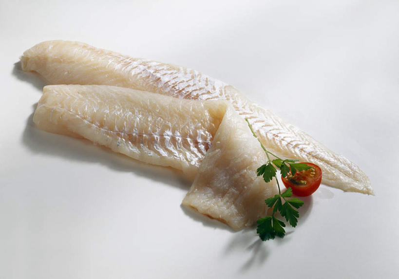 海鲜,无人,横图,俯视,室内,特写,白天,白色背景,桌面,桌子,西红柿,阴影,装饰,反射,木制,鱼,影子,香菜,肉,鱼肉,水产,肉类,鱼类,海洋生物,木制品,摄影,影棚,华丽,修饰,点缀,水生动物,海产品,水生物,肉食,海底动物,鳕鱼,胡菜,香荽,原荽,园荽,芫荽,衬托,美观,雅致,雅观,胡荽,莞荽,芫茜,芫蓿,莚葛草,莚荽菜,鳘鱼,大西洋真鳕,真鳕,番茄,彩图,高角度拍摄,影棚拍摄,拍摄