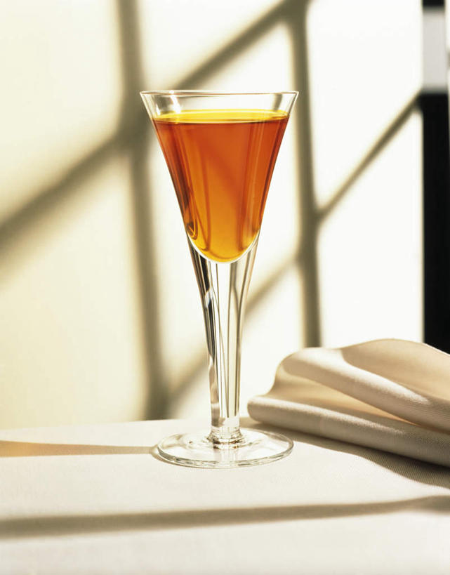 无人,竖图,俯视,室内,白天,桌面,桌子,杯子,阴影,反射,木制,布料,高脚杯,影子,灯光,布纹,玻璃制品,酒,桌布,餐巾,酒杯,木制品,台布,香槟杯,利口酒,玻璃杯,彩图,高角度拍摄