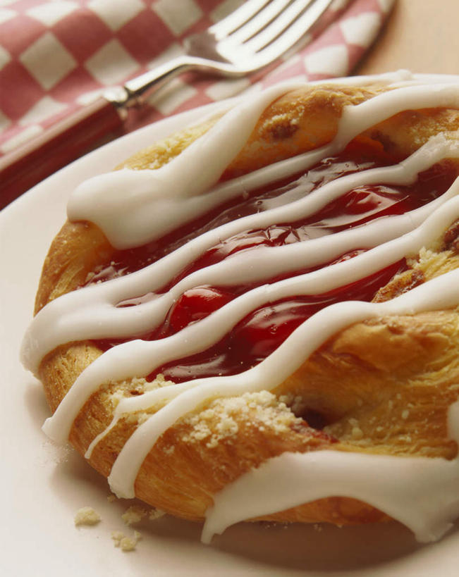 点心,无人,竖图,俯视,室内,特写,白天,桌面,桌子,樱桃,餐具,阴影,反射,木制,布料,叉子,格子,影子,灯光,调料,酱料,酱汁,佐料,食品,甜点,甜品,调味品,调味料,布纹,酱,桌布,食物,糕点,红色,餐巾,木制品,台布,甜食,餐叉,丹麦酥皮饼,进餐用具,樱珠,莺桃,英桃,楔桃,牛桃,荆桃,彩图,高角度拍摄