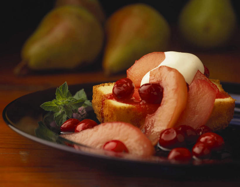 点心,无人,横图,俯视,室内,特写,白天,下午茶,植物,桌面,桌子,浆果,餐具,水果,叶子,阴影,朦胧,模糊,新鲜,反射,木制,碟子,盘,纹理,影子,灯光,生食,食品,果实,绿叶,食物,糕点,绿色,盘子,木制品,碟,酪梨,嫩叶,鳄梨,有机食品,绿色食品,油梨,曼越桔,蔓越橘,小红莓,樟梨,酸莓,肌理,叶,叶片,叶脉,牛油果,彩图,高角度拍摄,蛋糕