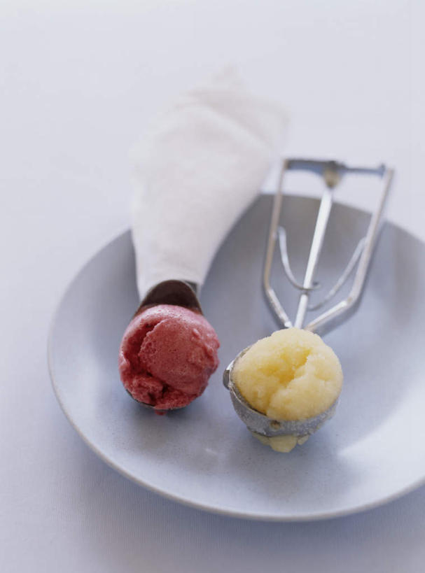 无人,竖图,俯视,室内,特写,白天,白色背景,餐桌,桌子,餐具,金属制品,阴影,朦胧,模糊,光线,金属,碟子,盘,影子,冰激凌,两颗,清凉,两个,粉色,红色,盘子,碟,冷饮,舒服,冰淇淋,摄影,影棚,餐台,解暑,解渴,雪糕,舒爽,冰糕,消暑,冰激凌勺,彩图,高角度拍摄,影棚拍摄,拍摄