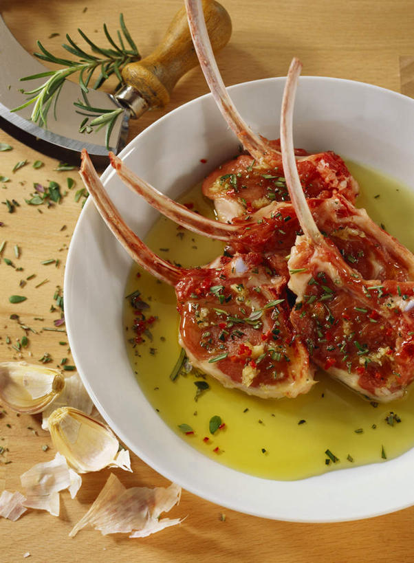 无人,竖图,俯视,室内,特写,白天,桌面,桌子,蔬菜,蒜,餐具,阴影,新鲜,光线,木制,铲子,碟子,盘,影子,调味,肉,香料,佐料,食品,羊肉,肉类,食物,一个,盘子,木制品,碟,四个,有机食品,绿色食品,单个,迷迭香,配料,肉排,肉食,海洋之露,作料,小蒜,大蒜,彩图,高角度拍摄