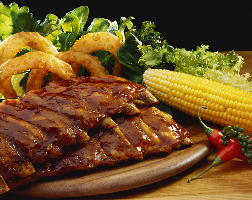 肋骨,无人,横图,俯视,室内,特写,白天,烧烤,玉米,桌面,桌子,辣椒,蔬菜,餐具,阴影,黑色背景,新鲜,光线,木制,棒子,碟子,盘,影子,玉蜀黍,肉,食品,猪肉,肉类,食物,盘子,木制品,碟,有机食品,绿色食品,苞米,苞芦,肉排,肉食,辣角,红海椒,大椒,辣虎,广椒,豚肉,苞谷,包谷,大蜀黍,番麦,薏米包,玉高粱,玉麦,珍珠米,辣子,红辣椒,海椒,番椒,彩图,高角度拍摄