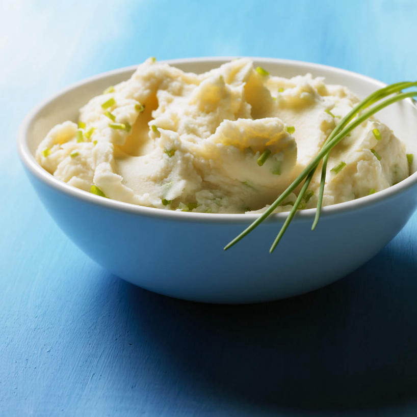 无人,竖图,俯视,室内,特写,白天,蔬菜,土豆,阴影,蓝色背景,新鲜,装饰,光线,影子,陶瓷,葱,青葱,食品,陶瓷制品,土豆泥,食物,一个,容器,碗,摄影,有机食品,绿色食品,影棚,单个,储藏,华丽,修饰,点缀,储存,馍馍蛋,衬托,美观,雅致,雅观,洋芋,山药蛋,马铃薯,彩图,高角度拍摄,影棚拍摄,拍摄,菜泥,贮存