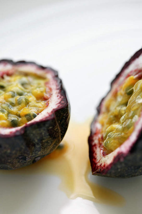 果汁,无人,竖图,俯视,室内,特写,白天,白色背景,水果,切开,阴影,朦胧,新鲜,光线,影子,生食,食品,果实,饮品,食物,饮料,一个,百香果,切,籽,西番莲,摄影,有机食品,绿色食品,单个,可口,剖面,切面,鸡蛋果,受难果,巴西果,适口,彩图,高角度拍摄,影棚拍摄,拍摄