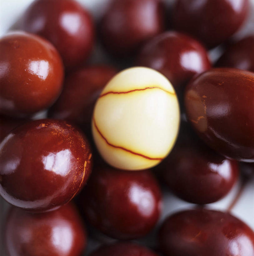 无人,竖图,俯视,室内,特写,白天,餐桌,桌子,复活节,一堆,许多,阴影,堆叠,堆积,节日,朦胧,模糊,庆祝,光线,影子,蛋,鸡蛋,很多,文化,红色,白色,庆典,餐台,纪念,堆,彩蛋,复活节彩蛋,卵,彩图,高角度拍摄