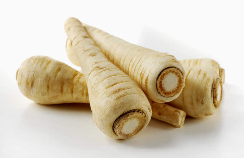 无人,横图,俯视,室内,特写,白天,白色背景,植物,餐桌,桌子,一堆,阴影,堆叠,堆积,光线,影子,草药,药草,中药,白色,四个,摄影,影棚,餐台,堆,药材,中草药,中药材,本草,防风草,四方茎,土防风,彩图,高角度拍摄,影棚拍摄,拍摄