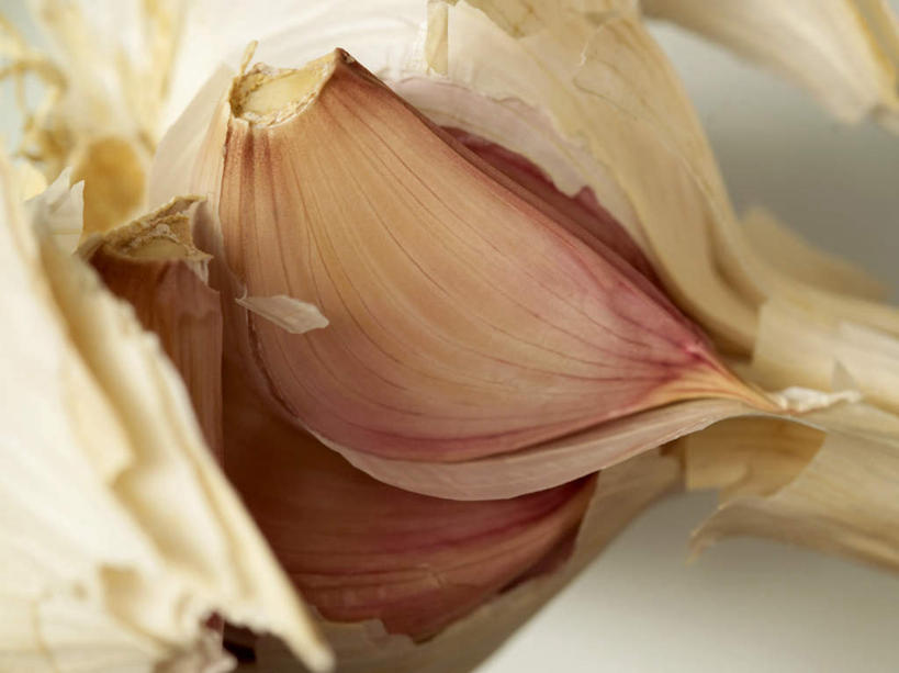 无人,横图,俯视,室内,特写,白天,餐桌,桌子,蔬菜,蒜,阴影,朦胧,模糊,新鲜,光线,影子,调味,香料,佐料,食品,蒜头,食物,拨开,有机食品,绿色食品,餐台,配料,作料,胡蒜,大蒜,彩图,高角度拍摄