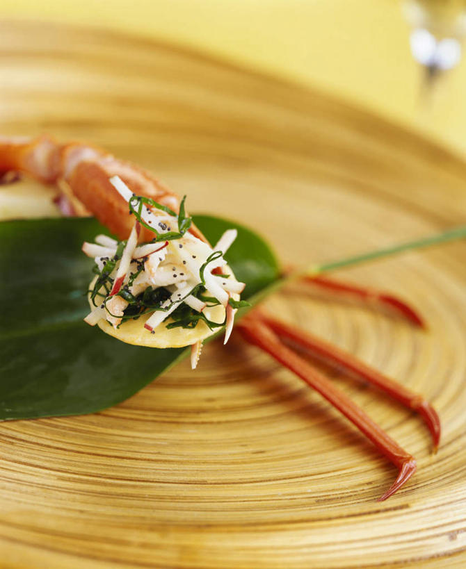 海鲜,无人,竖图,俯视,室内,特写,白天,餐桌,桌子,蔬菜,贝壳,叶子,阴影,新鲜,光线,影子,虾,食品,绿叶,芭蕉叶,水产,海洋生物,食物,一个,嫩叶,有机食品,绿色食品,单个,餐台,水生动物,海产品,贻贝,水生物,海底动物,斑节对虾,斑节虾,海虹,淡菜,壳菜,青口,日本对虾,竹节虾,叶,叶片,彩图,高角度拍摄