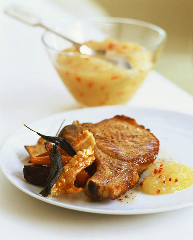 无人,竖图,俯视,室内,特写,白天,烹饪,西餐,餐具,玻璃,阴影,朦胧,模糊,光线,碟子,盘,影子,勺子,陶瓷,调料,酱料,酱汁,肉,佐料,料理,食品,陶瓷制品,调味品,调味料,猪肉,菜肴,美食,肉类,玻璃制品,食物,盘子,容器,调羹,碟,汤匙,碗,西式,佳肴,储藏,储存,肉排,肉食,苹果酱,豚肉,彩图,高角度拍摄,贮存