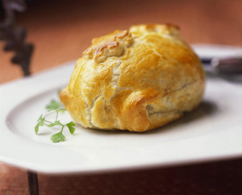 点心,无人,横图,俯视,室内,特写,白天,烹饪,西餐,桌面,桌子,餐具,叶子,阴影,朦胧,模糊,装饰,光线,木制,碟子,盘,影子,肉,牛排,牛肉,料理,食品,甜点,甜品,绿叶,菜肴,美食,肉类,食物,糕点,一个,盘子,木制品,碟,甜食,嫩叶,西式,佳肴,单个,华丽,修饰,点缀,配菜,肉食,衬托,美观,雅致,雅观,牛扒,叶,叶片,彩图,高角度拍摄