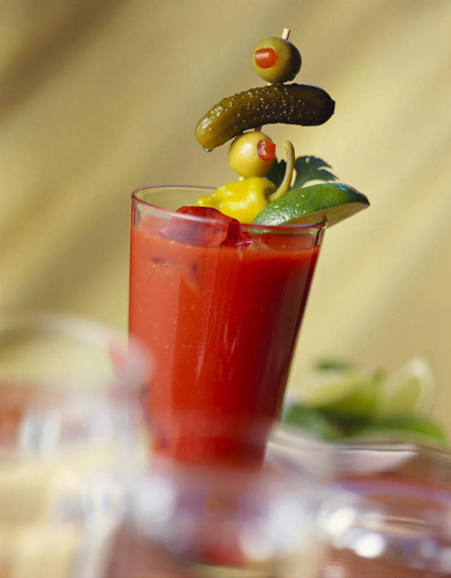 无人,竖图,俯视,室内,特写,白天,桌面,桌子,橄榄,黄瓜,辣椒,蔬菜,杯子,水果,阴影,朦胧,模糊,新鲜,光线,木制,影子,食品,酒类,一杯,文化,竹签,玻璃制品,酒,食物,饮料,一个,红色,木制品,水杯,鸡尾酒,调酒,有机食品,绿色食品,单个,创造,想象,辣角,红海椒,大椒,辣虎,广椒,取食签,酸橙,代代,血腥玛丽,血腥玛丽鸡尾酒,玻璃杯,青果,橙子,橙,白榄,青瓜,辣子,胡瓜,红辣椒,海椒,番椒,彩图,高角度拍摄