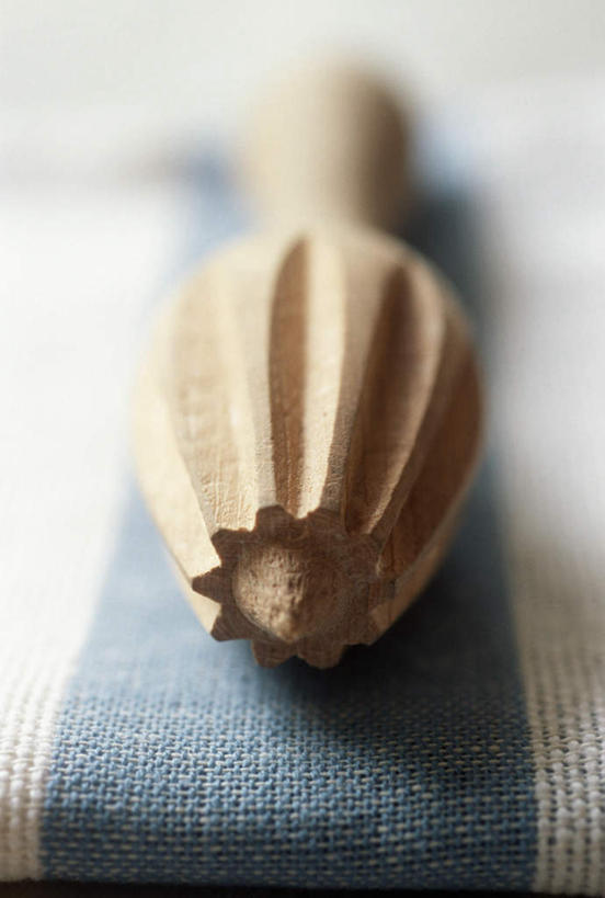 无人,竖图,俯视,室内,特写,白天,烹饪,餐桌,桌子,厨具,阴影,朦胧,模糊,光线,木制,棍子,影子,一个,木制品,单个,餐台,烹饪用具,烹调用具,烹调,彩图,高角度拍摄