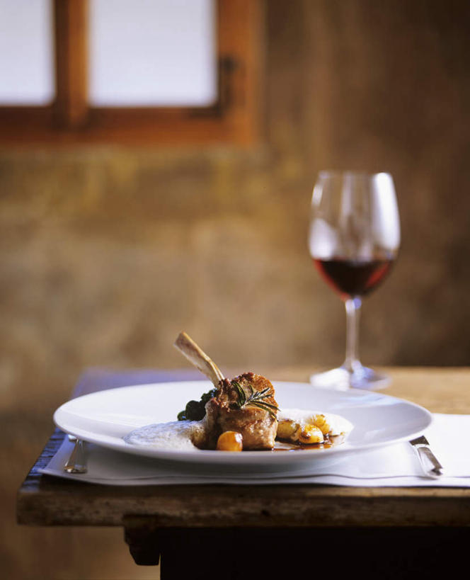 点心,葡萄酒,无人,家,竖图,俯视,室内,特写,白天,餐桌,窗户,桌子,洋葱,杯子,餐具,阴影,朦胧,模糊,光线,叉子,刀叉,刀子,碟子,高脚杯,盘,影子,房屋,墙,屋子,调料,酱料,酱汁,排骨,肉,佐料,食品,甜点,甜品,红酒杯,酒类,调味品,调味料,羊肉,酱,肉类,楼房,玻璃窗,墙壁,墙面,住宅,玻璃制品,酒,食物,糕点,饮料,一个,红色,盘子,酒杯,碟,甜食,奶油,单个,餐台,乳制品,餐刀,肉食,餐叉,激凌,克林姆,淇淋,玻璃杯,进餐用具,圆葱,洋葱头,球葱,彩图,高角度拍摄,房子