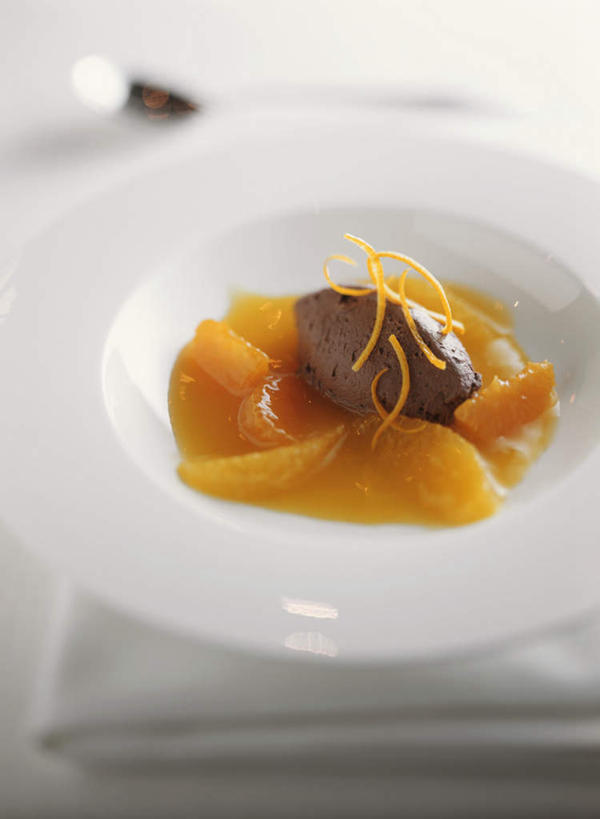 点心,无人,竖图,俯视,室内,特写,白天,桌面,桌子,柑橘,餐具,水果,阴影,花纹,新鲜,光线,木制,布,碟子,盘,图案,影子,生食,沙拉,食品,糖,糖果,甜点,甜品,果实,布纹,慕斯蛋糕,色拉,沙律,水果沙拉,食物,一个,盘子,木制品,碟,甜食,零食,巧克力,有机食品,绿色食品,单个,色拉酱,朱古力,黑巧克力,慕斯,布匹,千岛酱,橘子,桔子,橙子,橙,彩图,高角度拍摄