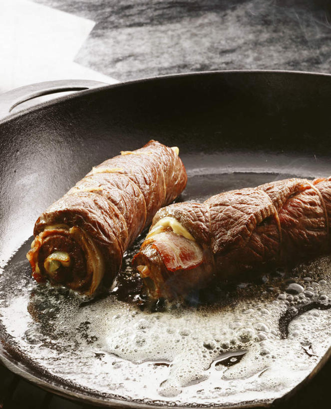 无人,竖图,俯视,室内,特写,白天,烹饪,西餐,雾,桌面,桌子,厨具,金属制品,阴影,沸腾,朦胧,模糊,光线,金属,木制,蒸汽,锅子,影子,调料,肉,食用油,油炸,牛肉,料理,食品,水蒸气,雾气,调味品,调味料,锅,菜肴,美食,肉类,食物,两个,一个,木制品,西式,佳肴,单个,锅具,气体,肉食,烹饪用具,蒸发,肉卷,烹调用具,烹调,彩图,高角度拍摄