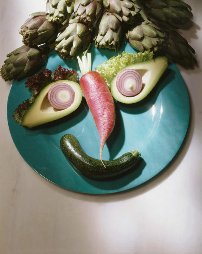 无人,竖图,俯视,室内,特写,白天,桌面,桌子,蔬菜,洋葱,餐具,阴影,新鲜,光线,木制,碟子,盘,影子,生菜,莴苣,朝鲜蓟,食品,西葫芦,食物,一个,盘子,木制品,碟,酪梨,洋蓟,鳄梨,白瓜,摄影,有机食品,绿色食品,影棚,单个,油梨,创造,想象,樟梨,春菜,鹅仔菜,莴仔菜,千金菜,茭瓜,叶用莴苣,设想,牛油果,圆葱,洋葱头,球葱,彩图,高角度拍摄,影棚拍摄,拍摄,菜蓟,法国百合,球洋蓟,蔬菜之皇,洋百合,拟人