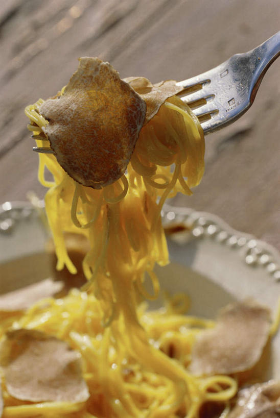 面食,面条,意大利面,无人,竖图,俯视,室内,特写,白天,西餐,桌面,桌子,餐具,金属制品,阴影,光线,金属,木制,叉子,碟子,盘,影子,菌菇,面,料理,食品,糖,糖果,甜点,甜品,菌类,食物,两个,盘子,木制品,碟,甜食,巧克力,食用菌,西式,朱古力,餐叉,白块菌,块菌,进餐用具,彩图,高角度拍摄