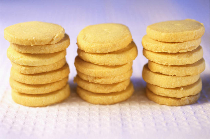 点心,无人,横图,俯视,室内,特写,白天,桌面,桌子,一排,许多,阴影,整齐,光线,木制,影子,食品,很多,食物,排列,木制品,饼干,零食,堆,队列,酥饼,彩图,高角度拍摄