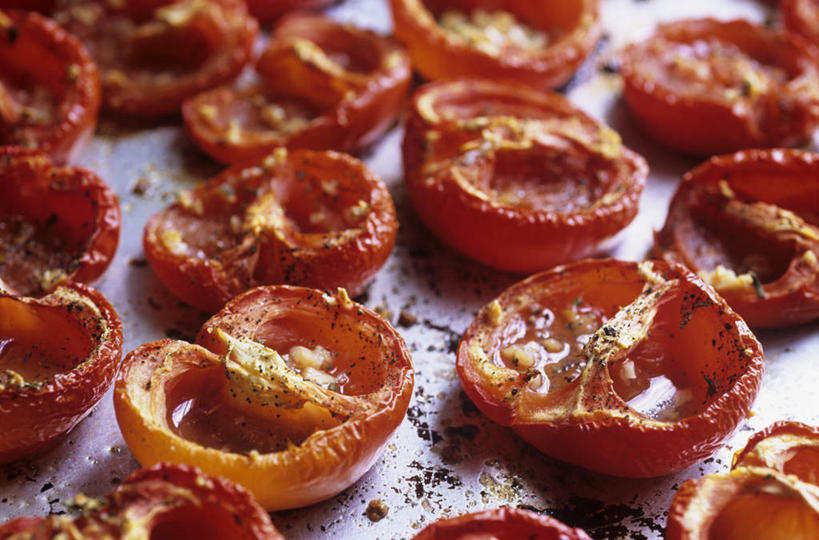 无人,横图,俯视,室内,特写,白天,桌面,桌子,蔬菜,西红柿,餐具,一排,许多,烤,阴影,新鲜,整齐,并列,并排,光线,木制,碟子,盘,影子,食品,很多,食物,排列,盘子,木制品,碟,有机食品,绿色食品,队列,平行,番茄,彩图,高角度拍摄