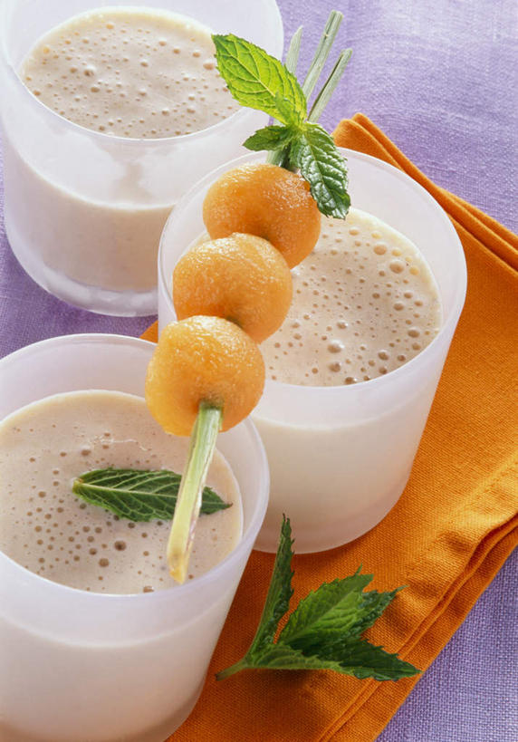 无人,竖图,俯视,室内,特写,白天,餐桌,桌子,杯子,水果,阴影,朦胧,模糊,新鲜,光线,布料,影子,塑料,调味,生食,香料,佐料,薄荷,食品,果实,银丹草,饮品,三杯,布纹,桌布,食物,饮料,三个,黄色,餐巾,塑料制品,台布,橙色,金橘,金桔,有机食品,绿色食品,餐台,塑料杯,配料,金弹,金柑,金枣,洋奶桔,可口,豆奶,取食签,作料,斑叶凤梨薄荷,夜息香,适口,牛奶桔,彩图,高角度拍摄