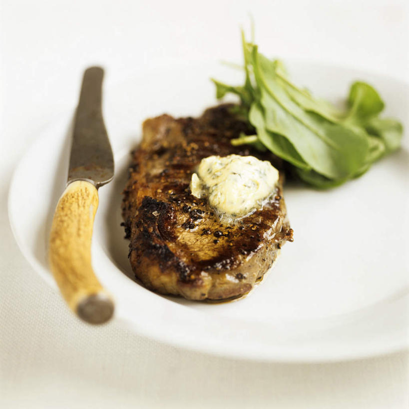 无人,方图,俯视,室内,特写,白天,白色背景,烹饪,西餐,植物,桌面,桌子,餐具,叶子,一把,阴影,朦胧,模糊,装饰,光线,木制,碟子,工具,盘,影子,肉,黄油,牛排,牛肉,料理,食品,绿叶,草药,药草,刀具,菜肴,美食,肉类,中药,食物,一个,盘子,木制品,碟,刀,嫩叶,清热,西式,摄影,佳肴,影棚,单个,华丽,修饰,点缀,配菜,乳制品,餐刀,白脱油,药材,中草药,肉食,香草兰,中药材,本草,衬托,美观,雅致,雅观,解毒,乳脂,婆绒花,山薄荷,石母草,牛扒,叶,叶片,彩图,高角度拍摄,影棚拍摄,拍摄