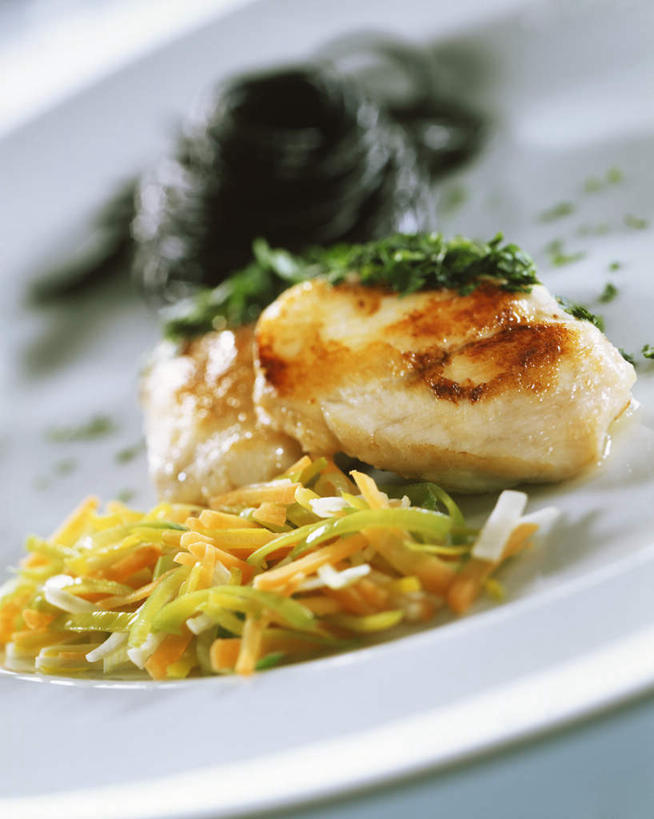 无人,竖图,俯视,室内,特写,白天,烹饪,西餐,桌面,桌子,餐具,叶子,阴影,朦胧,模糊,装饰,光线,木制,鱼,碟子,盘,影子,肉,鱼肉,料理,食品,绿叶,菜肴,美食,肉类,鱼类,海洋生物,食物,一个,盘子,木制品,碟,嫩叶,西式,佳肴,单个,华丽,修饰,点缀,配菜,水生动物,水生物,肉食,海底动物,安康鱼,蛤蟆鱼,老头鱼,结巴鱼,丑婆,衬托,美观,雅致,雅观,鮟鱇,鮟鱇鱼,哈蟆鱼,海哈蟆,琵琶鱼,深海鮟鱇,深海鮟鱇鱼,深海钓鱼者,叶,叶片,彩图,高角度拍摄