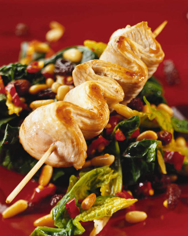 无人,竖图,俯视,室内,特写,白天,桌面,桌子,菠菜,辣椒,蔬菜,一串,阴影,新鲜,光线,木制,影子,鸡肉,肉,食品,松子,松子仁,肉类,食物,木制品,有机食品,绿色食品,松仁,肉食,肉串,辣角,红海椒,大椒,辣虎,广椒,松籽仁,鹦鹉菜,鼠根菜,辣子,角菜,红嘴绿鹦哥,红辣椒,海椒,番椒,赤根菜,菠薐菜,波斯草,彩图,高角度拍摄