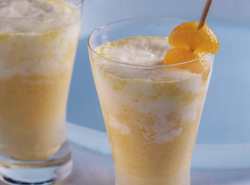 无人,横图,俯视,室内,特写,白天,餐桌,桌子,柑橘,杯子,水果,阴影,朦胧,模糊,新鲜,装饰,光线,影子,生食,食品,果实,饮品,竹签,玻璃制品,食物,饮料,两个,水杯,有机食品,绿色食品,餐台,华丽,修饰,点缀,乳制品,奶,奶昔,取食签,衬托,美观,雅致,雅观,果露,玻璃杯,橘子,桔子,橙子,橙,彩图,高角度拍摄